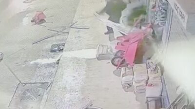 Çorum'un Osmancık ilçesinde, kimliği belirsiz bir kişi, caddede bulunan dükkanların