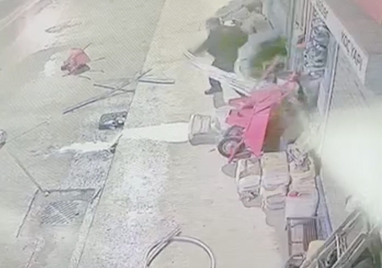 Çorum'un Osmancık ilçesinde, kimliği belirsiz bir kişi, caddede bulunan dükkanların