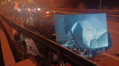 Çorum'da Hakan Y.'nin kullandığı otomobil, Hitit Üniversitesi yakınlarında bariyerlere çarparak