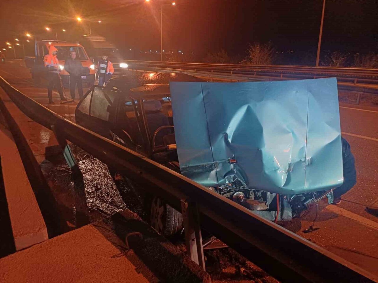 Çorum'da Hakan Y.'nin kullandığı otomobil, Hitit Üniversitesi yakınlarında bariyerlere çarparak