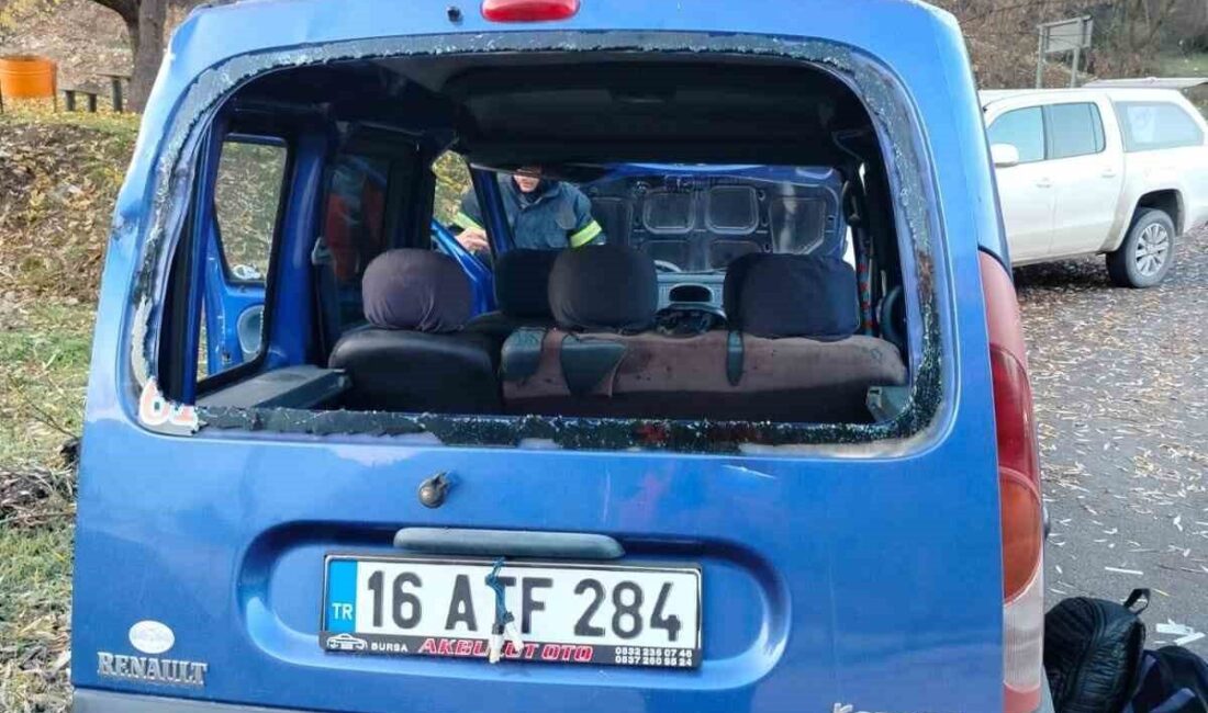 D100 Karayolu’nda Otomobilin Şarampole Devrilmesi Sonucu 3 Kişi Yaralandı Çorum'un Kargı ilçesinde D100 karayolunda Tuncay M. yönetimindeki hafif ticari