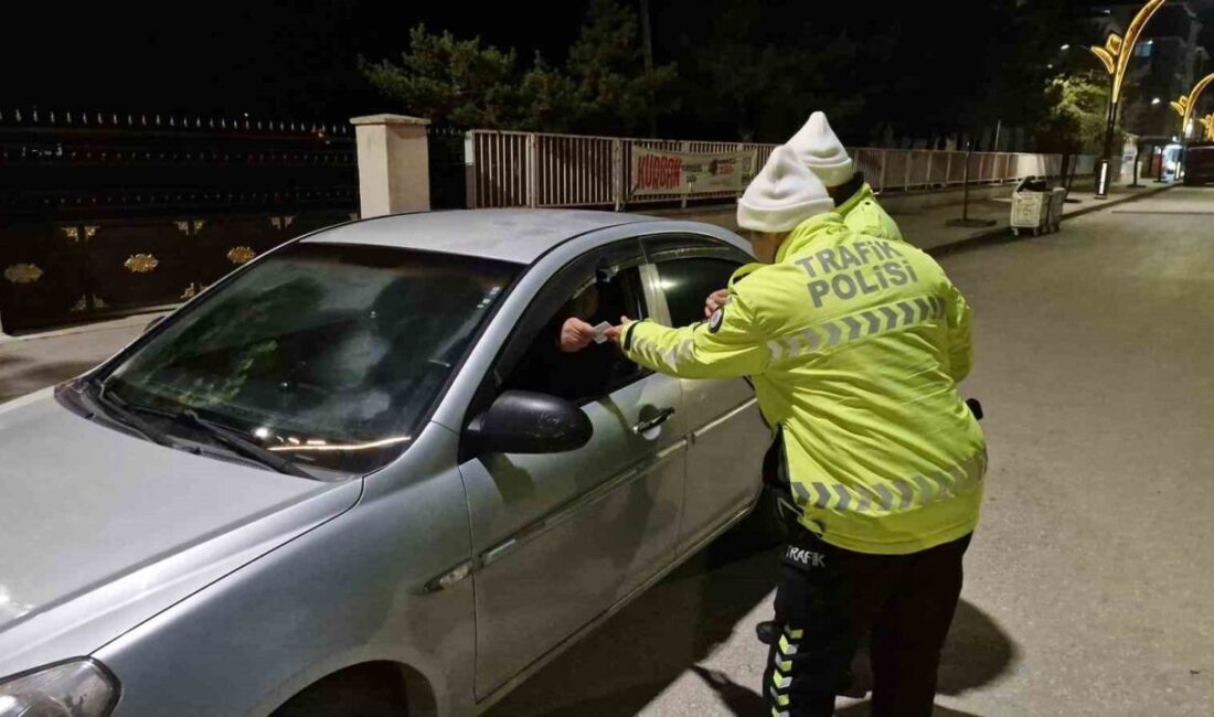 Alaca’da Trafik Denetiminde, 30 Araç Sahibine 85 Bin TL Ceza Kesildi Çorum'un Alaca ilçesinde trafik ekipleri, Zile Caddesi'nde gerçekleştirdikleri denetimde 80