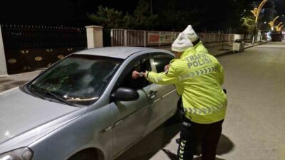 Çorum'un Alaca ilçesinde trafik ekipleri, Zile Caddesi'nde gerçekleştirdikleri denetimde 80