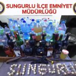 Sungurlu’da yılbaşı öncesi sahte alkol operasyonunda 62,5 litre kaçak içki ve silahlar seized edildi.