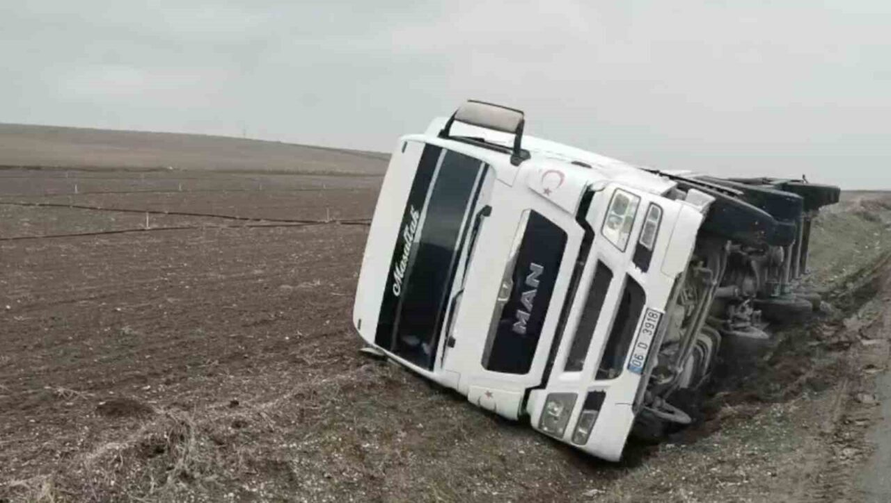 Çorum'da direksiyon hakimiyetini kaybeden bir tanker yan yatarak kaza yaptı.