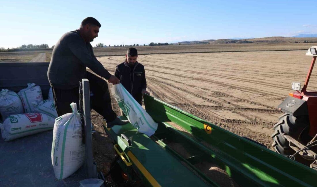 Kozan’da Çiftçiler Buğday Ekime Başladı, Yağışlar Üretimi Belirleyecek Adana'nın Kozan ilçesinde çiftçiler, buğday ekimine başladı. Adil Eker, 50