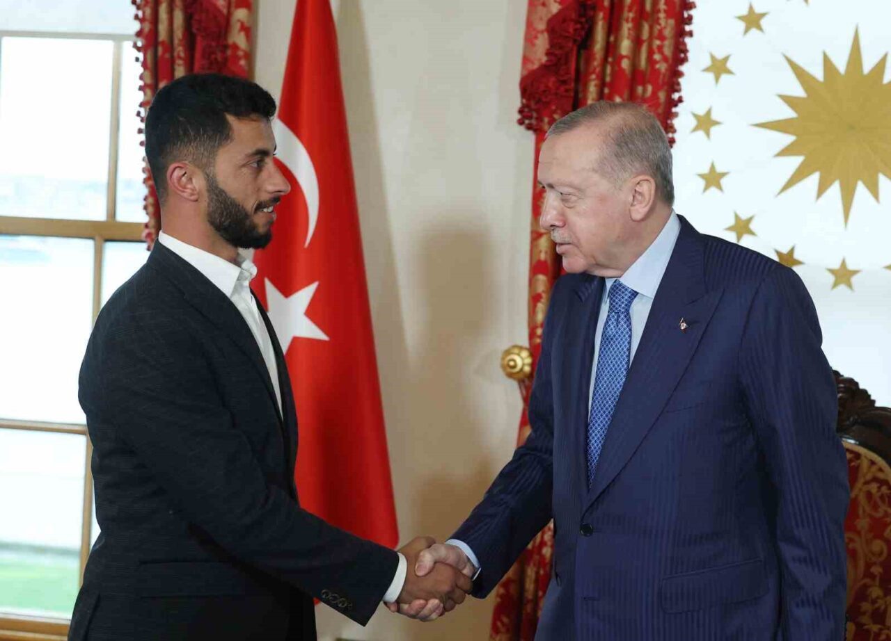 Erdoğan, Filistinli Yönetmen Basel Adra’yı Kabul Ederek “No Other Land” Filminin Önemine Vurgu Yaptı Cumhurbaşkanı Recep Tayyip Erdoğan, Oscar ödüllü "No Other Land" belgeselinin