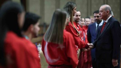 Cumhurbaşkanı Recep Tayyip Erdoğan, genç sporcularla bir araya geldi ve