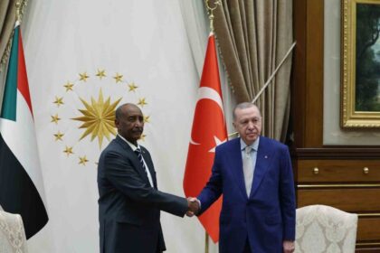 Cumhurbaşkanı Erdoğan, Sudan Egemenlik Konseyi Başkanı ile görüştü; iş birliği ve insani kriz ele alındı.