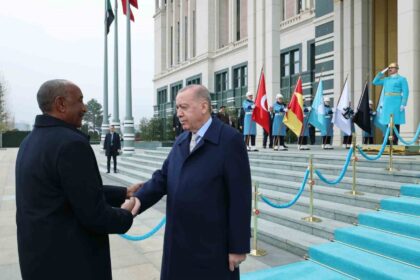 Cumhurbaşkanı Erdoğan, Sudan Egemenlik Konseyi Başkanı Abdelfettah el Burhan’ı resmi törenle ağırladı.