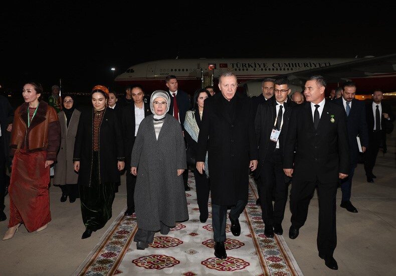 Cumhurbaşkanı Recep Tayyip Erdoğan, eşi Emine Erdoğan ve beraberindeki heyetle