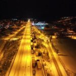 Çankırı’da kar yağışı ve buzlanma nedeniyle D-100 karayolu ulaşıma kapandı, sürücüler yolda mahsur kaldı.