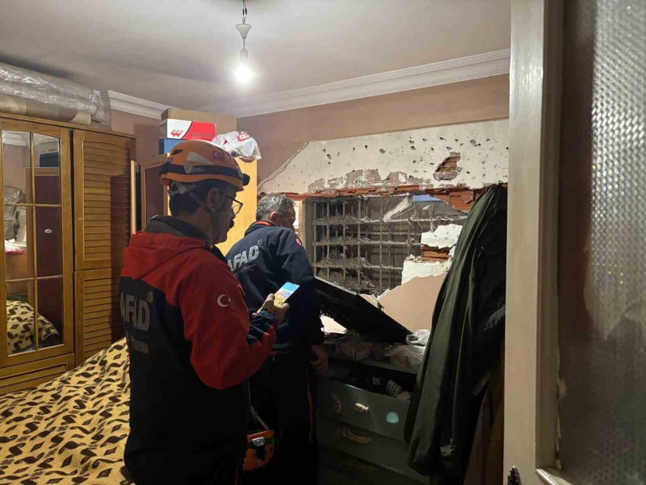 Kocaeli İzmit'te, bir inşaat çalışması nedeniyle 5 katlı bir apartmanın