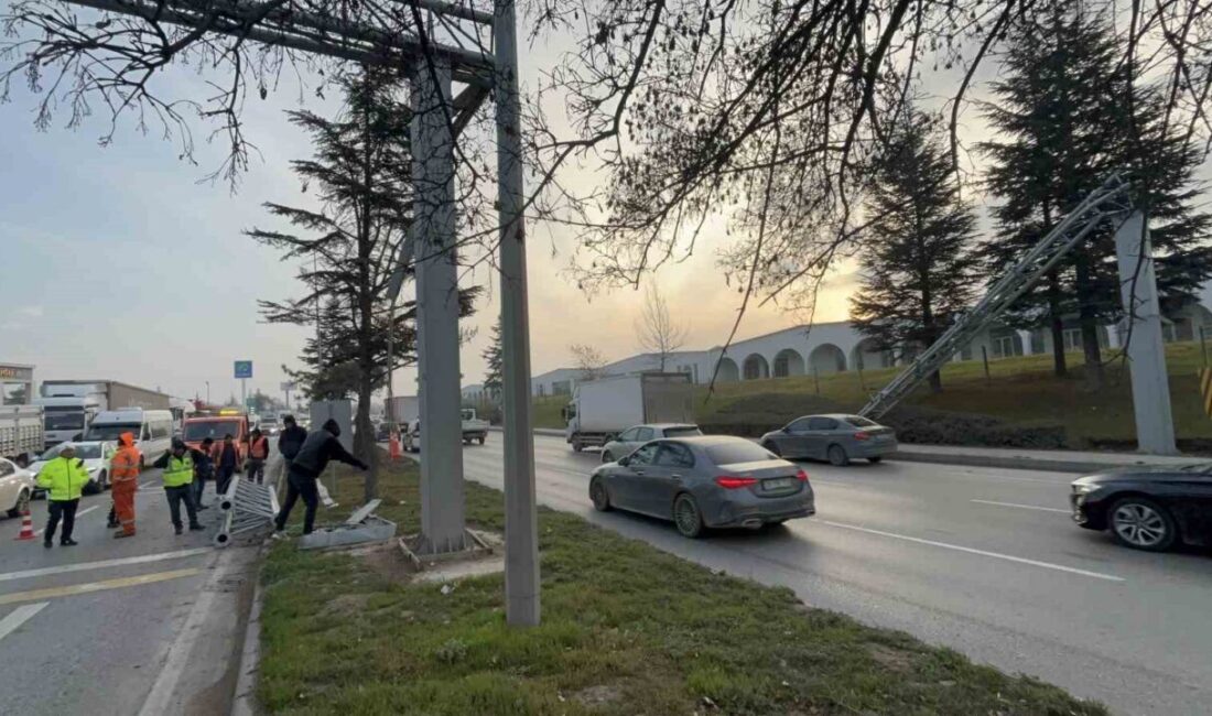 Eskişehir’de Açık Damperle PTS Direğine Çarpan Tırın Devrilmesi Kazası yaşandı Eskişehir'de, Erdal G. yönetimindeki tır, açık kalan damperiyle Plaka Tanıma