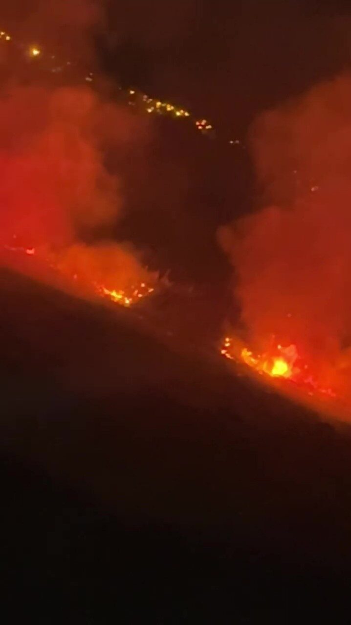 Manavgat’ta yangına müdahale eden itfaiye ekipleri, kapalı yol nedeniyle geç ulaşabildi.