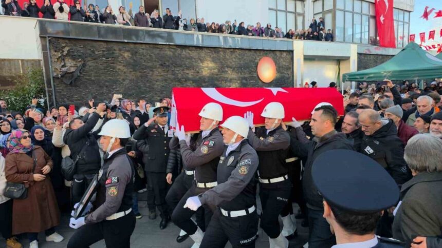 Yalova’da DEAŞ’a yönelik operasyonda şehit olan polis Külünk, Akçakoca’da son yolculuğuna uğurlandı.