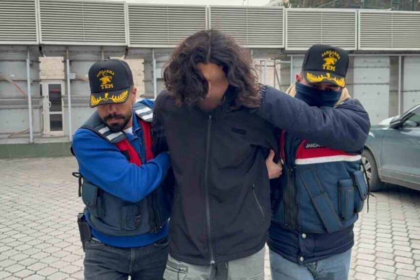 Samsun’da DEAŞ’a yönelik operasyonda gözaltına alınan Suriye uyruklu kişi tutuklandı.