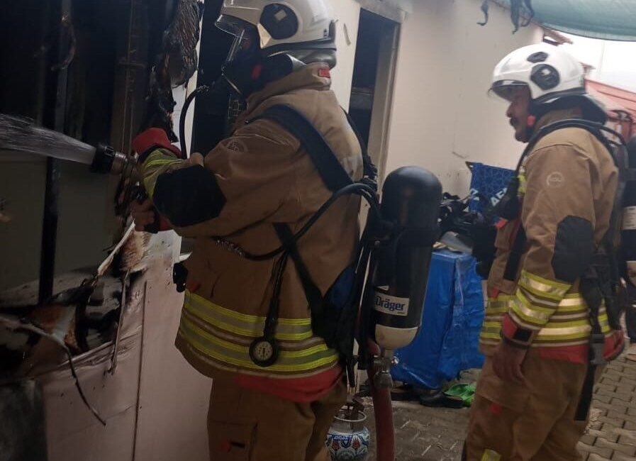 Hatay'ın Defne ilçesindeki 23 Temmuz Konteyner Kent'te çıkan yangın, hızlı