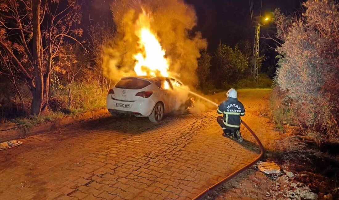 Hatay’da Seyir Halindeki Otomobil Alev Alev Yandı, Kullanılamaz Hale Geldi Hatay'ın Defne ilçesi Harbiye Mahallesi'nde seyir halindeki 31 AHC 82