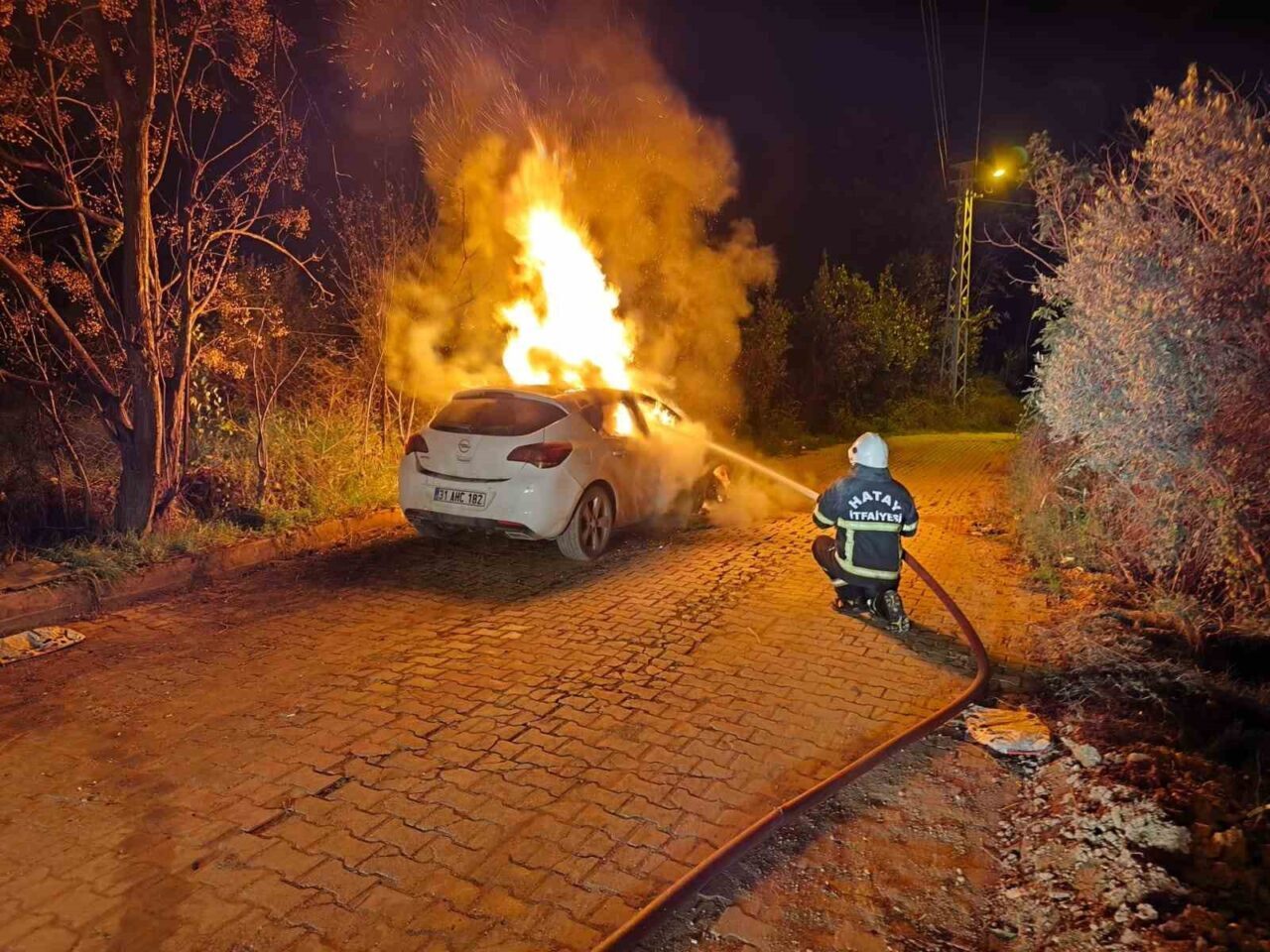 Hatay’da Seyir Halindeki Otomobil Alev Alev Yandı, Kullanılamaz Hale Geldi