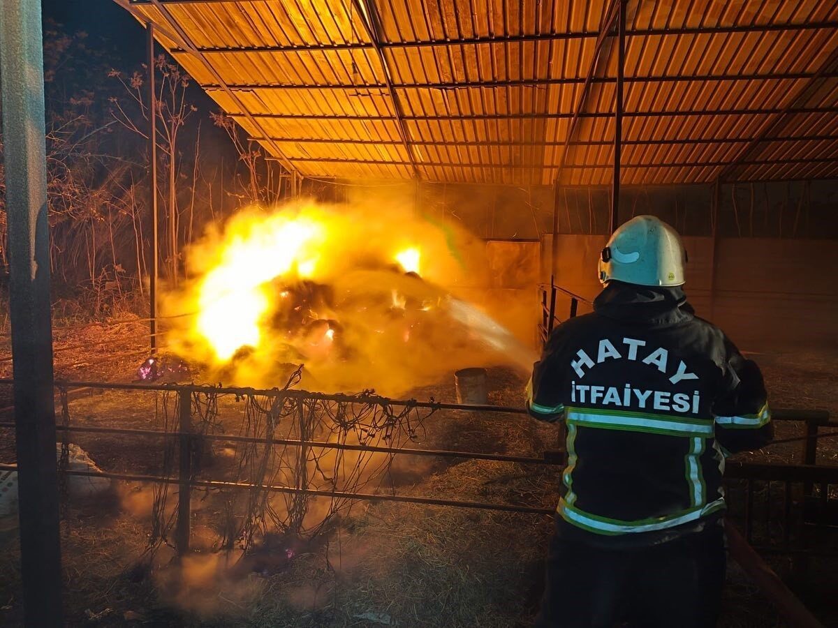 Hatay’ın Defne ilçesindeki Hancağız Mahallesi’nde bir ahırda çıkan samanlık yangını,