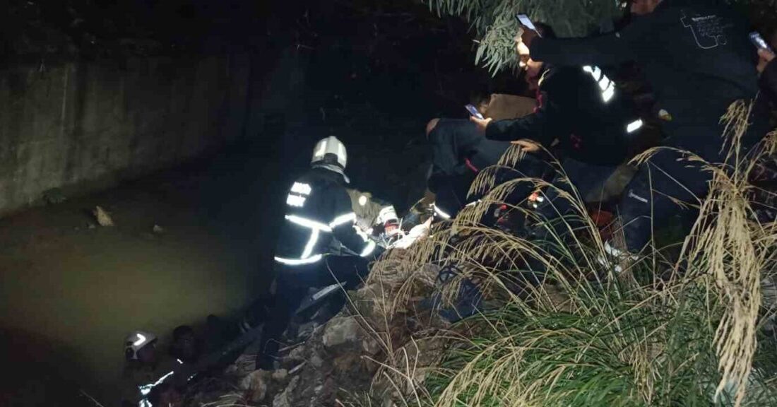 Hatay'ın Defne ilçesinde gece saatlerinde su kanalına düşen bir kişi,