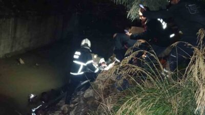 Hatay'ın Defne ilçesinde gece saatlerinde su kanalına düşen bir kişi,