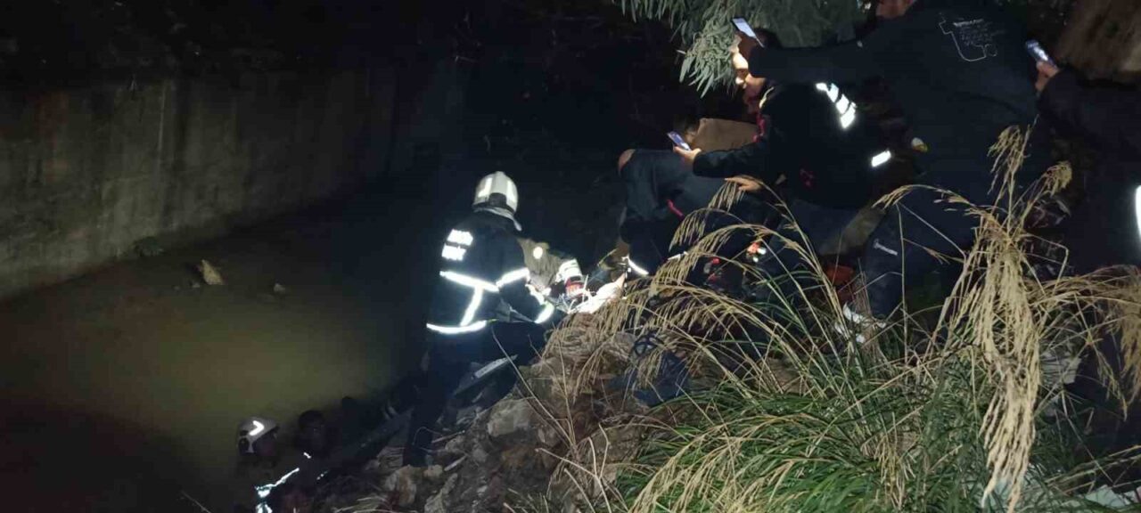 Hatay'ın Defne ilçesinde gece saatlerinde su kanalına düşen bir kişi,