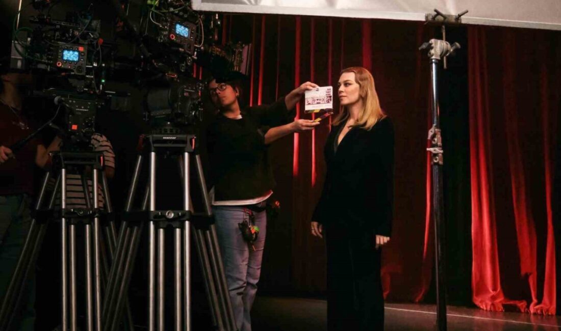 Demet Evgâr’dan Vodafone’a özel anlamlı reklam: Kadına yönelik şiddete dur demek için Kırmızı Işık uygulaması vurgulandı Ünlü oyuncu Demet Evgâr, Vodafone'un 25 Kasım Kadına Yönelik Şiddete