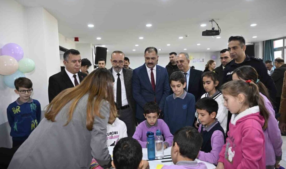 Demirci'deki Cengiz Topel Enver Armağan İlkokulu'nda 10 Aralık Dünya İnsan