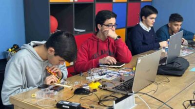 Eskişehir'deki Deneyap Teknoloji Atölyesi, gençlere hayallerini gerçekleştirme fırsatı sunuyor. Suat