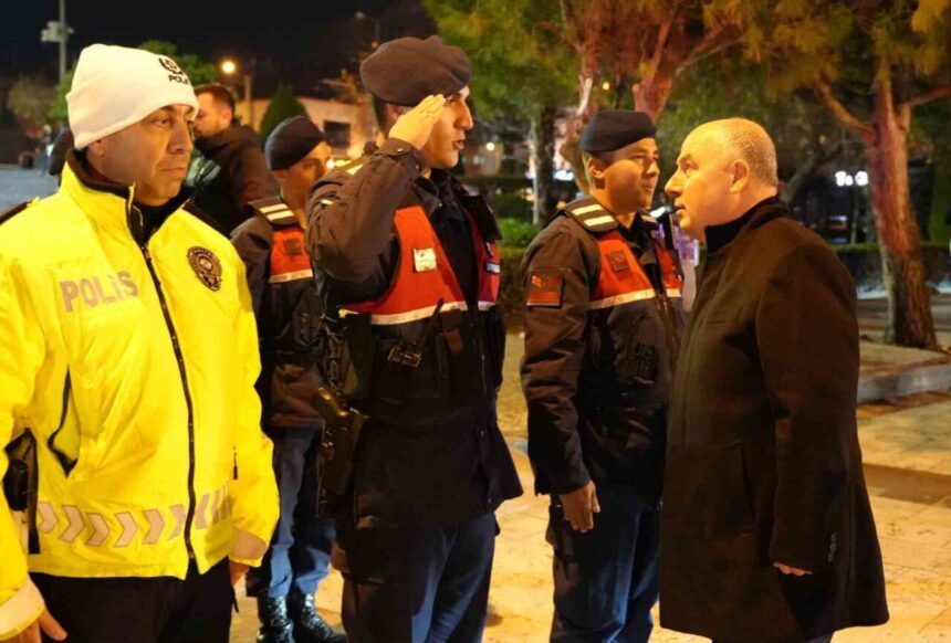 Denizli’de yeni yıl kutlamaları büyük bir neşeyle yapıldı. Vali Coşkun, kamu çalışanlarını ziyaret ederek tebrik etti.