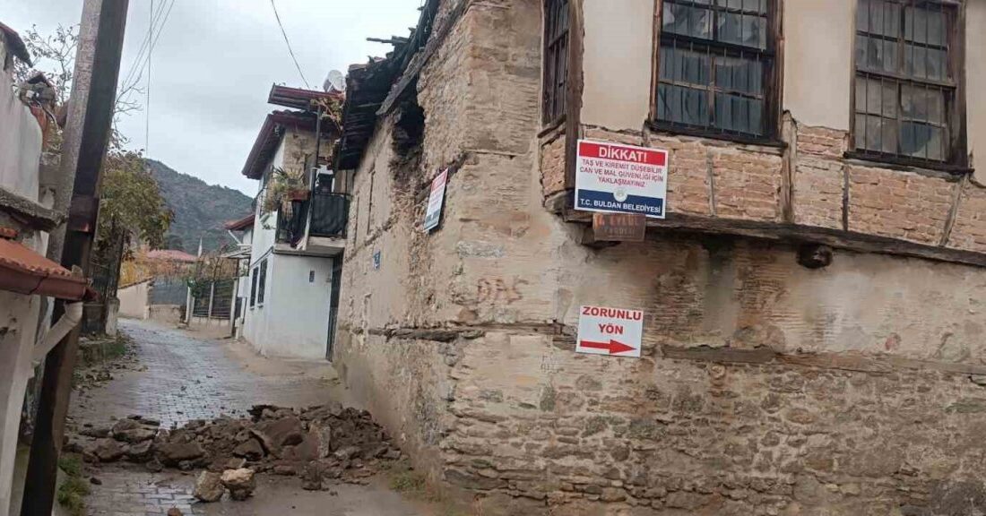 Buldan’da Metruk Evde Duvar Çöktü, Şans Eseri Can Kaybı Olmadı Denizli'nin Buldan ilçesinde kullanılmayan kerpiç bir evin duvarı gece çöktü.