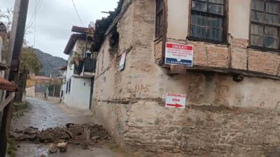 Denizli'nin Buldan ilçesinde kullanılmayan kerpiç bir evin duvarı gece çöktü.