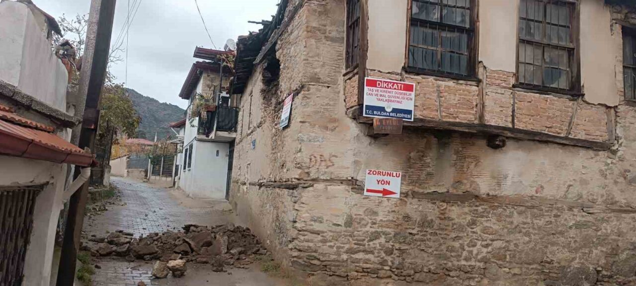 Denizli'nin Buldan ilçesinde kullanılmayan kerpiç bir evin duvarı gece çöktü.
