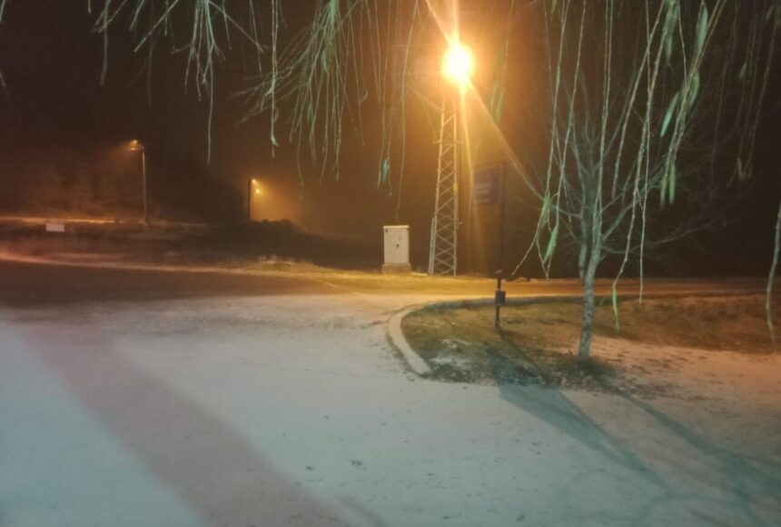 Denizli’de kar yağışı yüksek kesimleri beyaza bürüdü, vatandaşlar kış manzarasıyla karşılaştı.