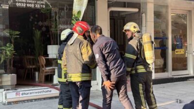 Kocaeli'nin İzmit ilçesindeki bir spot eşya dükkanının deposunda çıkan yangın,