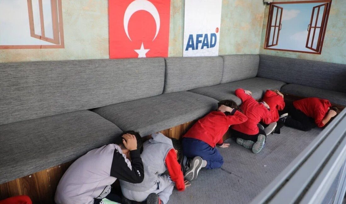Manisa’da Deprem Bilinci Yükseliyor: Simülasyon Tırı Eğitimleri Başladı Manisa'da deprem bilincini artırmak için hazırlanan Simülasyon Tırı, 8-14 Aralık