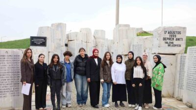 Yalova'da, Dilşad Hatun Kız Yurdu'nda kalan gönüllü üniversite öğrencileri, Dünya