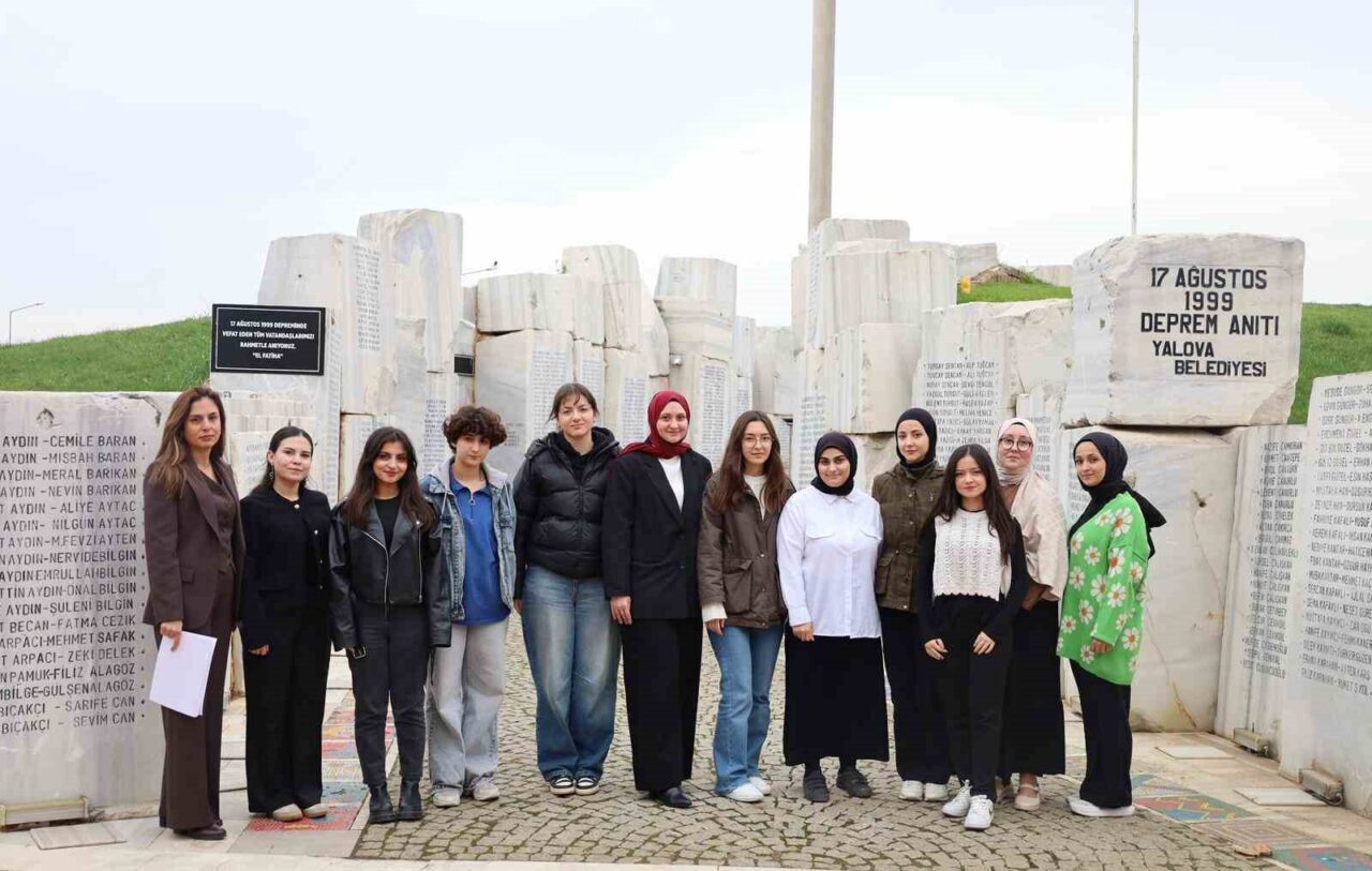 Yalova’da Gönüllü Öğrenciler, Deprem Anıtı’nda Anlamlı Yenileme Çalışması Gerçekleştirdi
