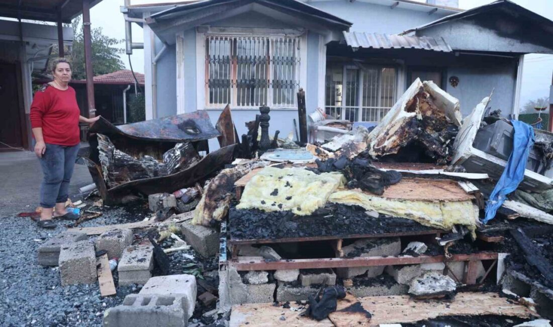 Hatay'da Seçkin Önal, ailesiyle deprem sonrası inşa ettikleri prefabrik evde
