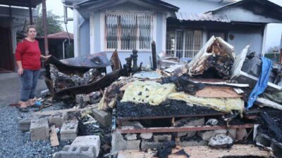 Hatay'da Seçkin Önal, ailesiyle deprem sonrası inşa ettikleri prefabrik evde