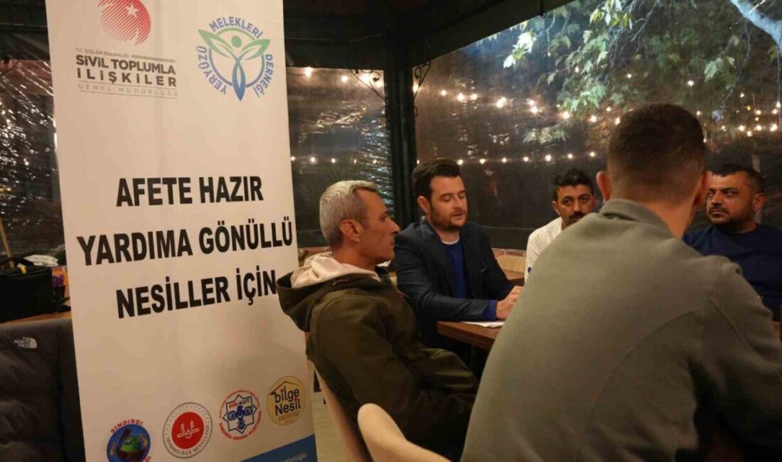 Sındırgı’da Afet Müdahale Ekibi Resmi Hale Geldi, Gönüllüler Hazırlık İçin Bir Araya Geldi Balıkesir'in Sındırgı ilçesinde, 2025'teki depremler sonrası acil müdahale ekipleri kuruldu.