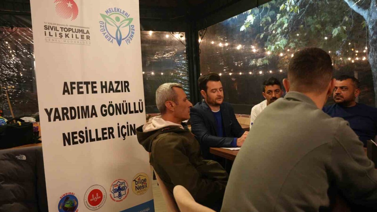 Balıkesir'in Sındırgı ilçesinde, 2025'teki depremler sonrası acil müdahale ekipleri kuruldu.