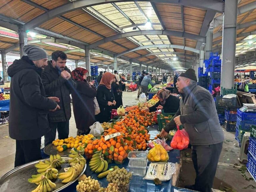 Sındırgı’da Dayanışma Hamlesi: Esnaf İçin Alışveriş Çağrısı Başlatıldı