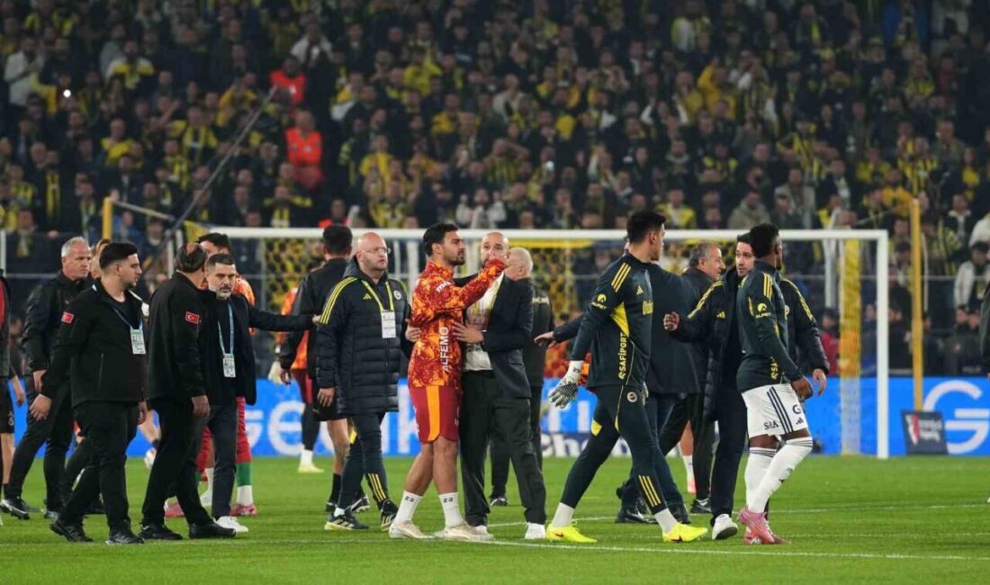 Fenerbahçe-Galatasaray Derbisi Öncesi Isınma Alanında Gerginlik Ortaya Çıktı Trendyol Süper Lig'in 14. haftasında Kadıköy'deki Fenerbahçe-Galatasaray derbisi öncesinde, ısınma