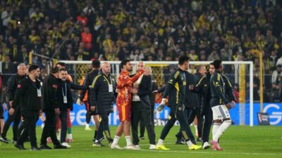 Trendyol Süper Lig'in 14. haftasında Kadıköy'deki Fenerbahçe-Galatasaray derbisi öncesinde, ısınma