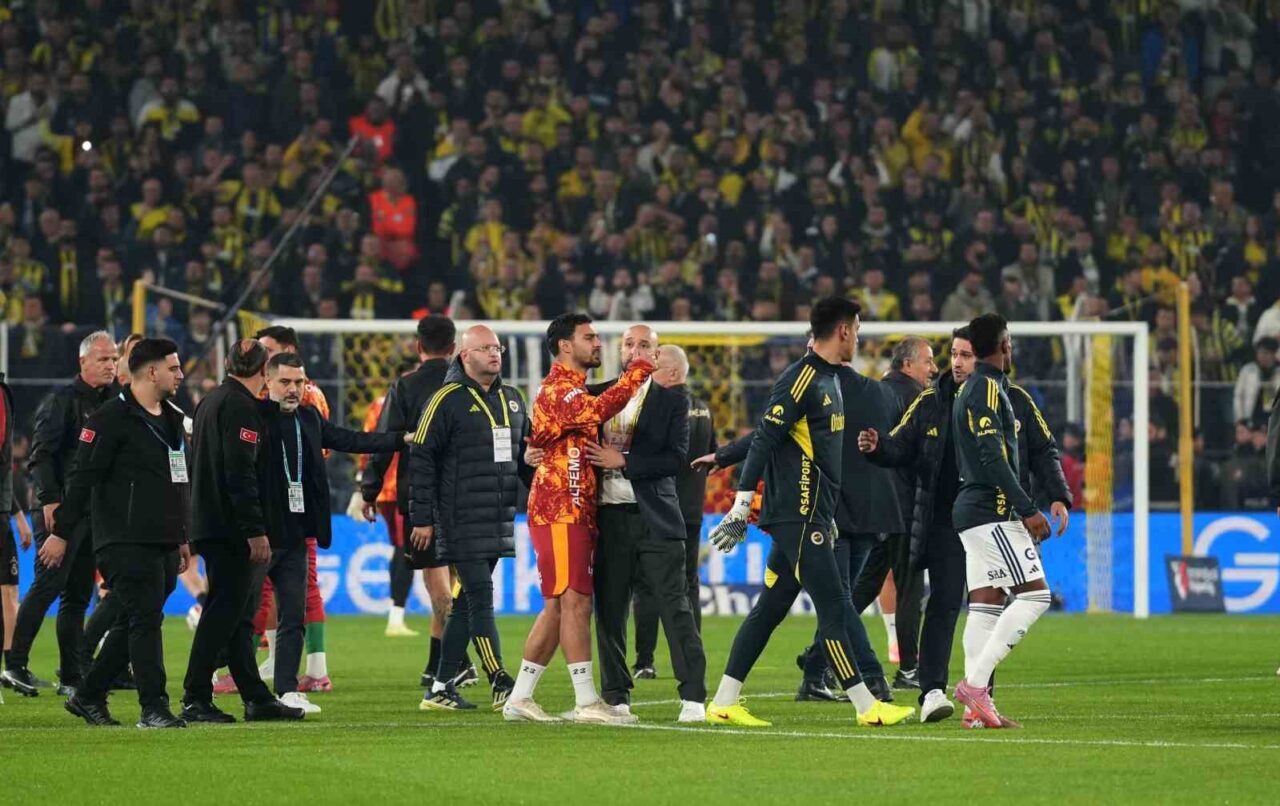 Trendyol Süper Lig'in 14. haftasında Kadıköy'deki Fenerbahçe-Galatasaray derbisi öncesinde, ısınma