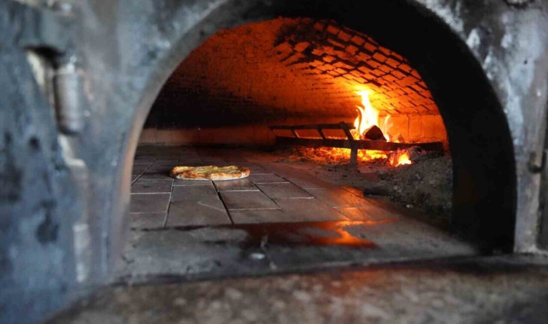 Derepazarı Pidesi Ustalığı, Nesilden Nesile Aktarılıyor: Lezzetin Geleceği Güvence Altında Rize'nin Derepazarı ilçesi, coğrafi işaretli pidesiyle dikkat çekiyor. Pide ustası