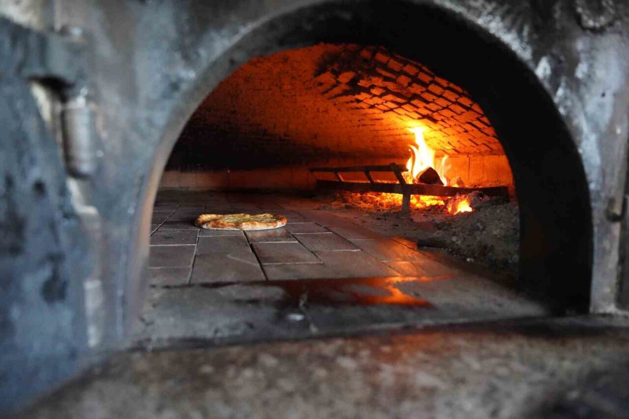 Rize'nin Derepazarı ilçesi, coğrafi işaretli pidesiyle dikkat çekiyor. Pide ustası